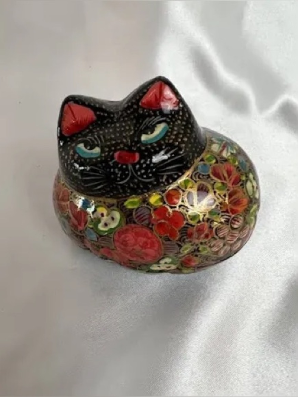 Vintage Kashmir Papier-Mâché Cat Trinket Box

Mache Kashmir india Flowers